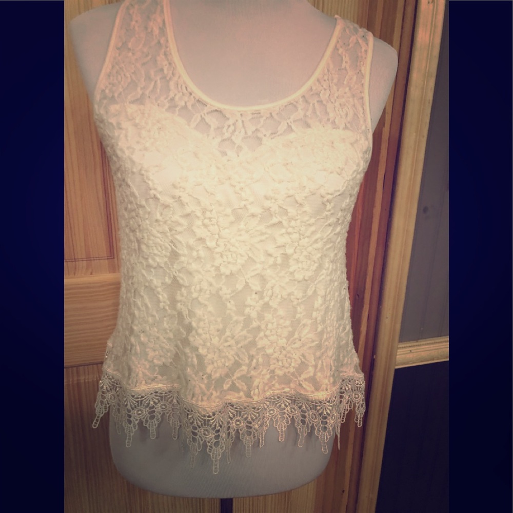 CROP TOP❗️🌻This top is so cute w/ lace & crochet!